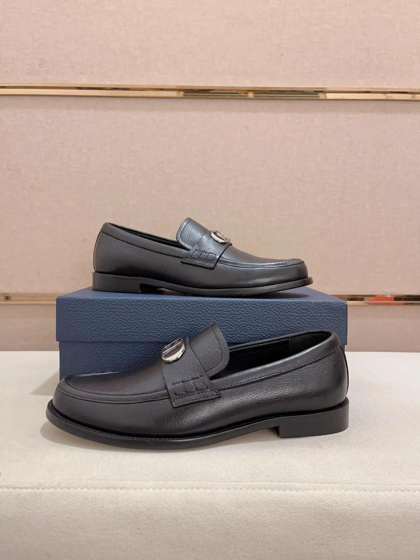 Men's shoes 💰: 560💰 High-end version of Dior Dior's new series. Famous actors and internet celebrities wear super popular designs. The sculptures of French artist Niki de Saint Phalle are designed as rings. Material: Imported original material ➕Painted cowhide Foot pads: cowhide Outsole: Rubber outsole Men's shoe size: 38~44 Can be customized to size 45